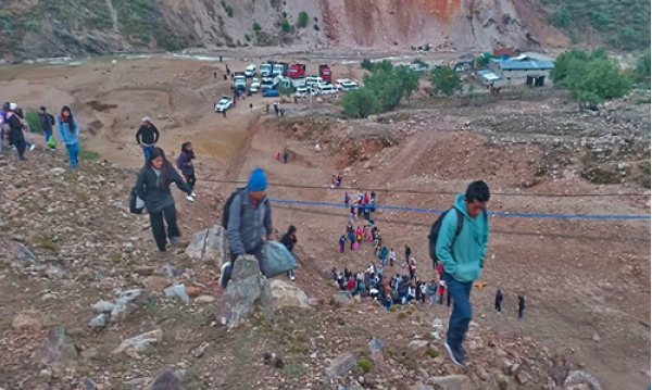 HUAICO EN MAZUPAMPA BLOQUEA VÍA ENTRE AYMARAES Y ANTABAMBA: PASAJEROS CRUZAN A PIE ENTRE LODO Y ROCAS